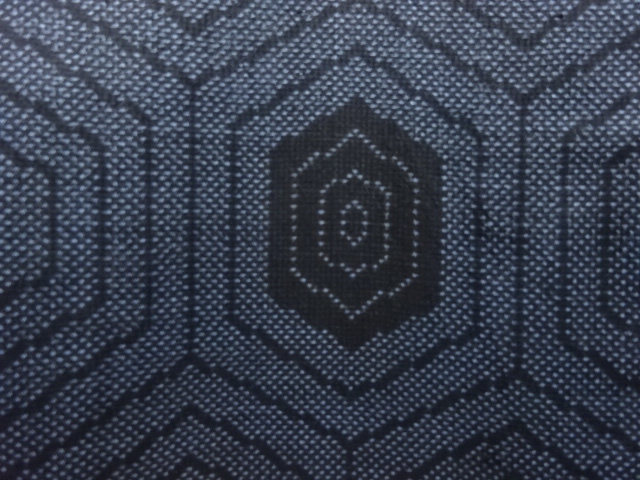 アンティーク　亀甲模様織出し本場泥大島紬着物（5マルキ）